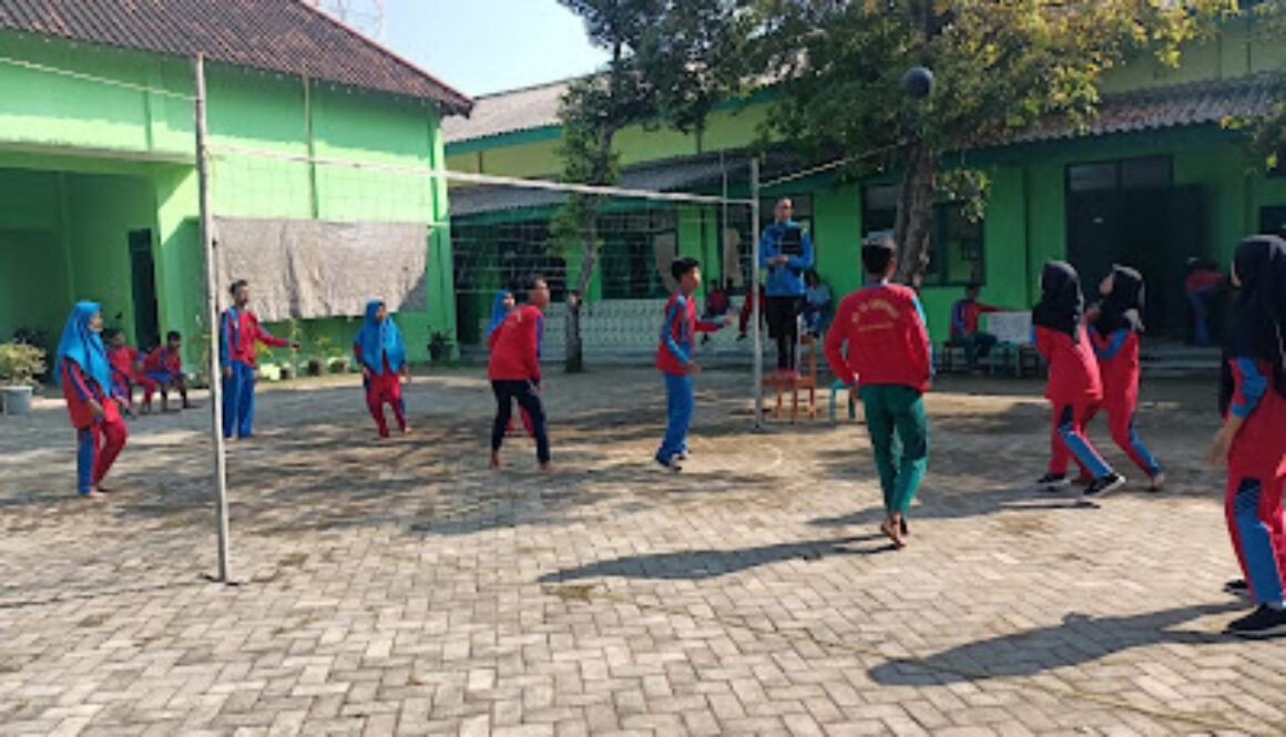 Pertandingan bola voli oleh siswa MA Al-khidmah